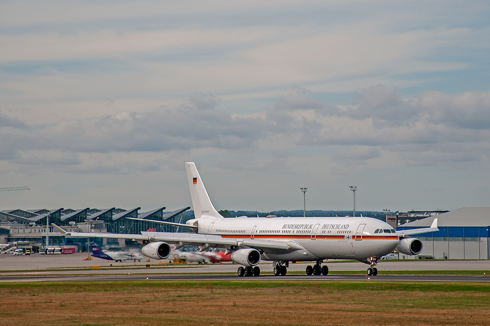 Airbus A340-313  16+01